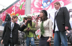 Jodie Emery speaks at the Vancouver Art Gallery shortly before her husband, Marc, was extradited. (Photo by Miranda Nelson)